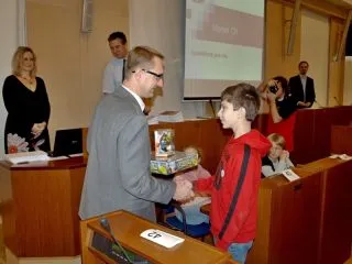 Pavel_Sotola_gratuluje_Lukasovi_Culkovi