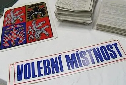 Školní třídy se proměnily ve volební místnosti. Češi si předčasně vyberou nové poslance