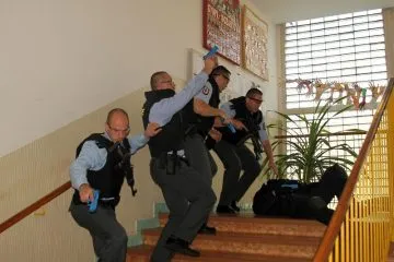 Zasahujici_policiste_gypce