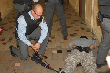 Zasahujici_policiste_gypce1