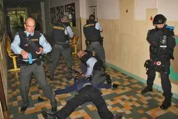 Zasahujici_policiste_gypce2