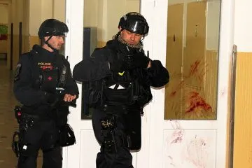 Zasahujici_policiste_gypce3