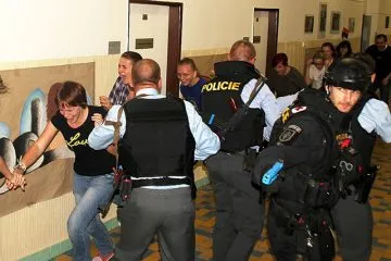 Zasahujici_policiste_gypce4