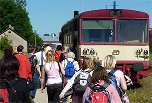 Šetříme, studenti přijdou o&nbsp;slevu na jízdném, plánuje ministr dopravy