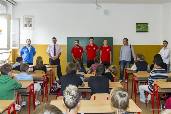 Pardubičtí fotbalisté opět před školní tabulí