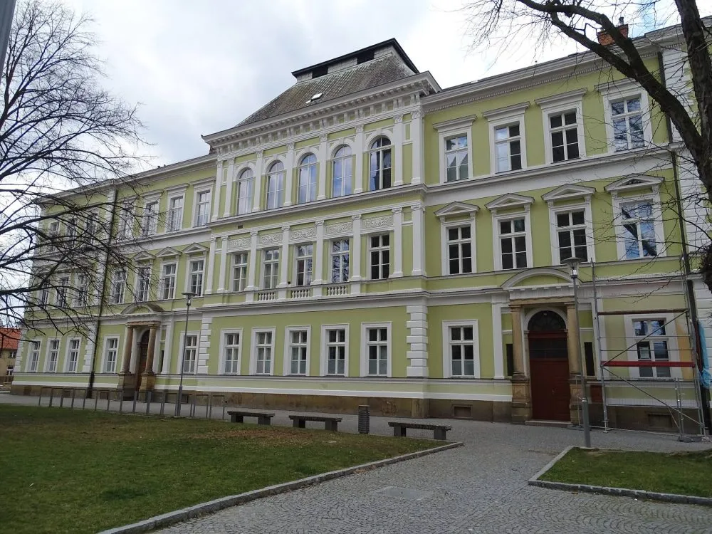 Gymnázium ve Vysokém Mýtě dostane novou střechu, kraj už vybral projektanta