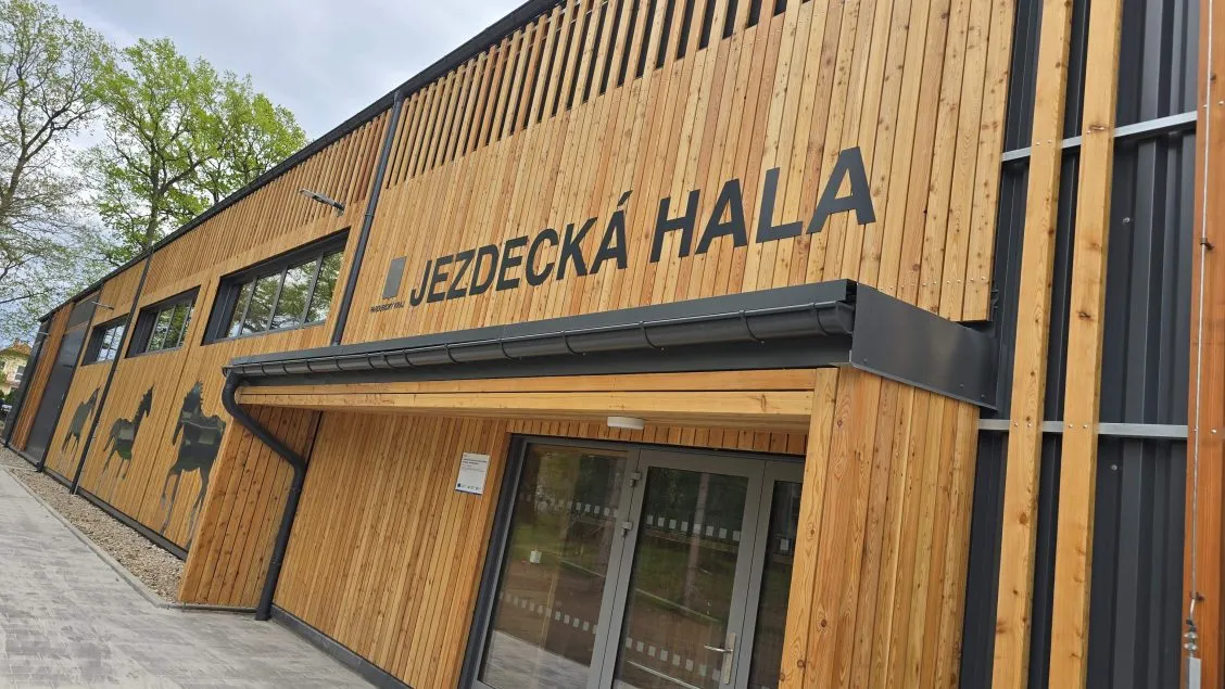 Stará jízdárna v&nbsp;Kladrubech půjde k&nbsp;zemi. Kraj chystá demolici