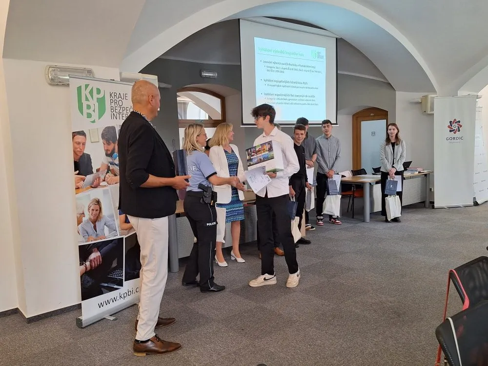 Žáci EDUCA Pardubice letos obsadili první a&nbsp;třetí místo v&nbsp;krajské soutěži Kvíz PLUS Kraje pro bezpečný internet