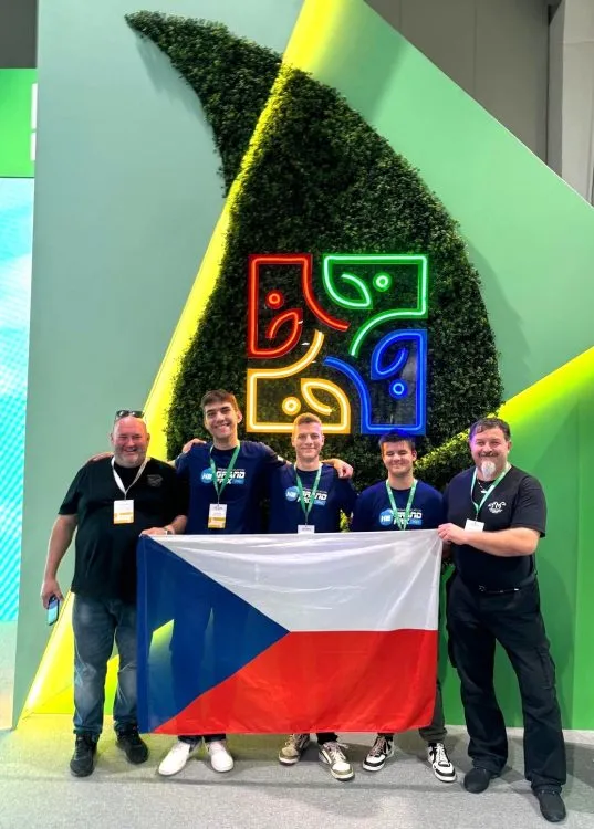 Úspěch studentů Střední školy automobilní Holice na mezinárodní soutěži SAF 2024 Green Steam Festival v&nbsp;ázerbájdžánském Baku