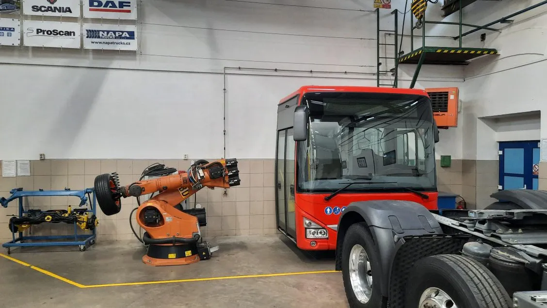 Společnost Iveco Czech Republic, a. s. darovala studentům Střední školy automobilní Holice maketu přední části autobusu