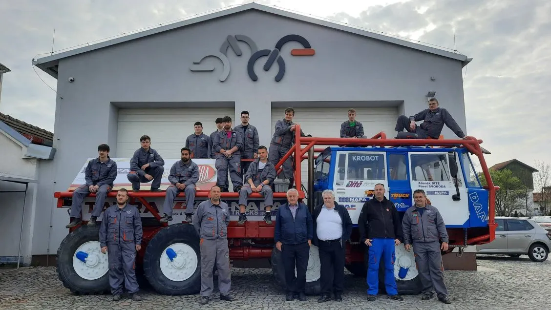 Střední škola automobilní Holice zrenovovala závodní speciál TATRA 813, 8×8 „kolos“