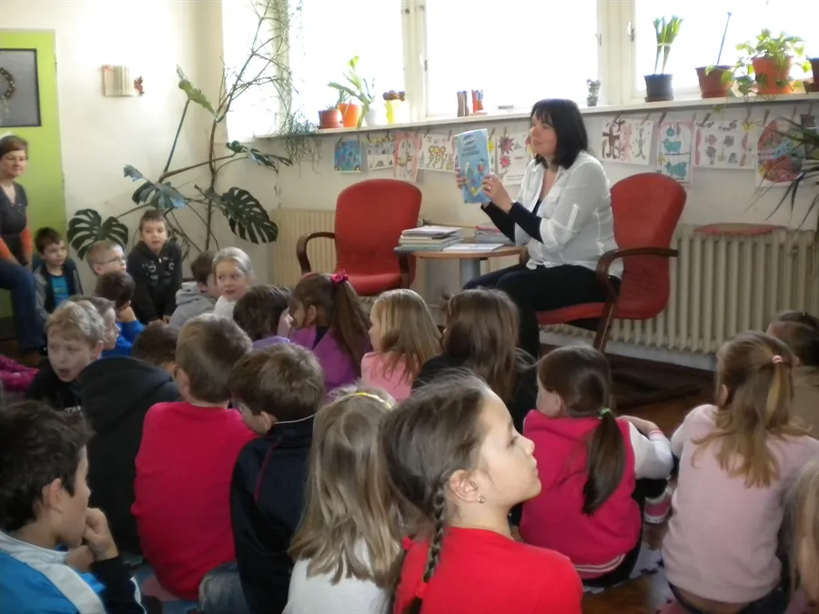 Družina zavítala do polabinské knihovny