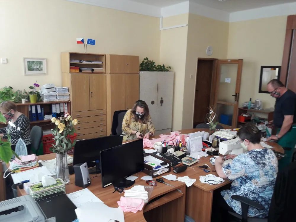 Gymnázium a&nbsp;SOŠ Přelouč šije ochranné roušky