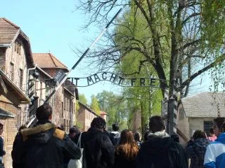 4-ARBEIT-MACHT-FREI-Osvetim