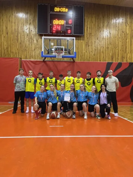 Medailová umístění českotřebovských gymnazistů v&nbsp;krajském kole basketbalových týmů