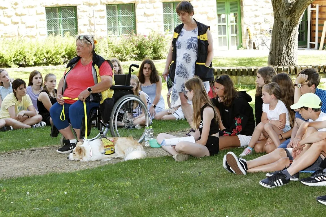 Gymnázium Česká Třebová – Předání šeku organizaci Helppes