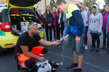 9713
