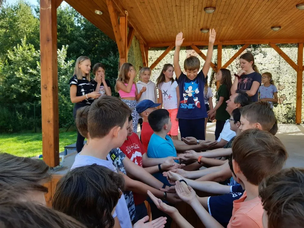 Na holickém gymnáziu proběhly tradiční „adapťáky“