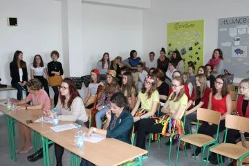 porota_a_publikum_naslouchaji_small