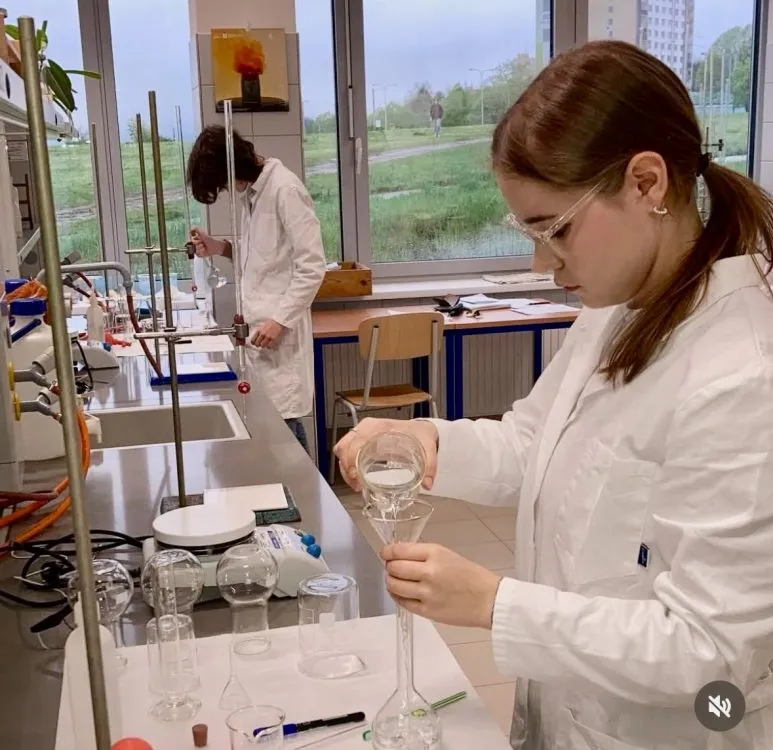 Pět chemiků z&nbsp;pardubického gymnázia v&nbsp;Dašické 1083 v&nbsp;TOP 6 chemické olympiády kat. A