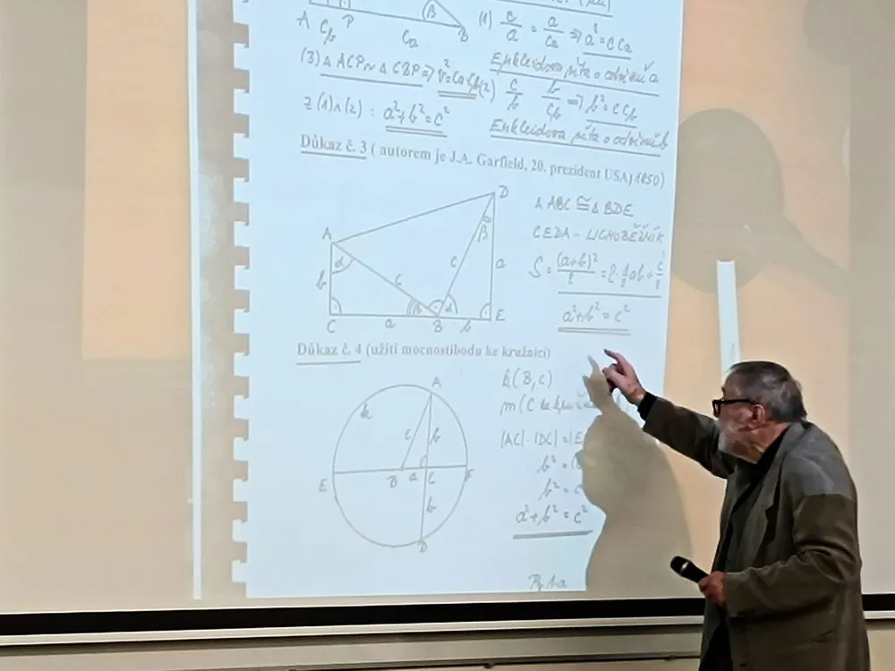 Bývalý ředitel pardubického gymnázia v&nbsp;Dašické 1083 Josef Kubát přednášel na univerzitě