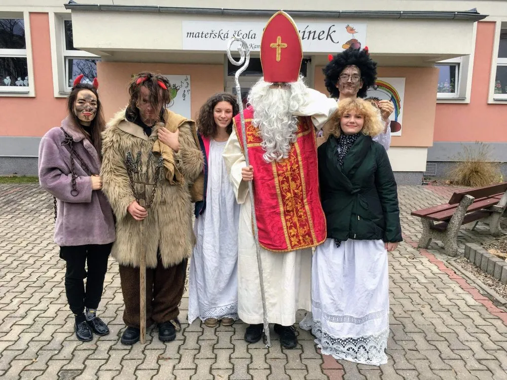 Studenti z&nbsp;gymnázia Dašická a&nbsp;mikulášská nadílka