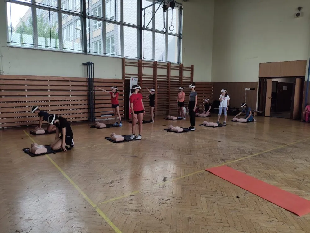 Žáci a&nbsp;učitelé z&nbsp;Gymnázia na Dašické trénovali resuscitaci ve virtuální realitě