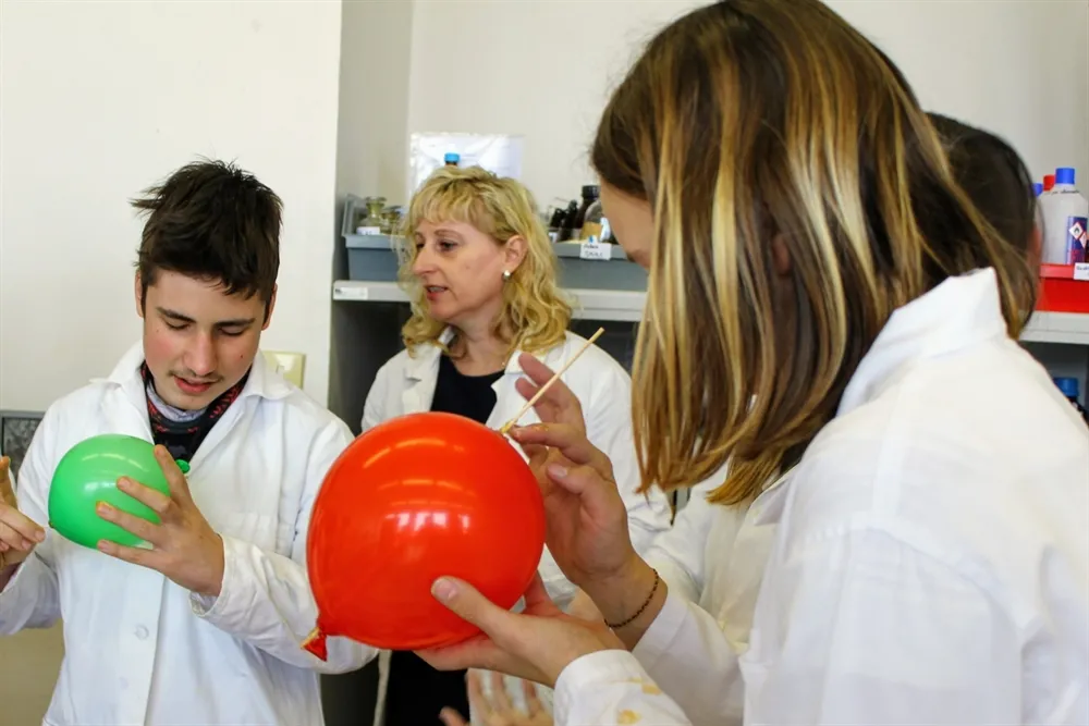 Žáci ze základních škol v&nbsp;laboratoři pardubického gymnázia Dašická 1083