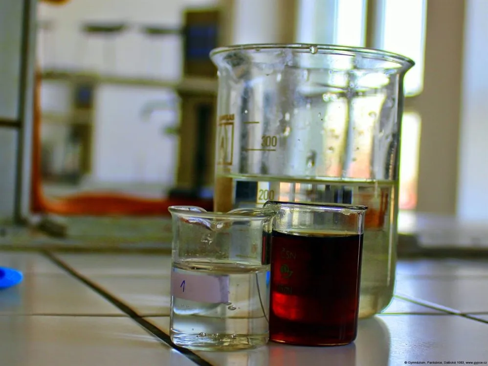 Žáci ze ZŠ v&nbsp;laboratořích gymnázia zkoumali barviva rozpustná ve vodě