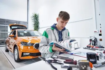 autoopravar-junior-autotronik-Palla-studuje-katalog