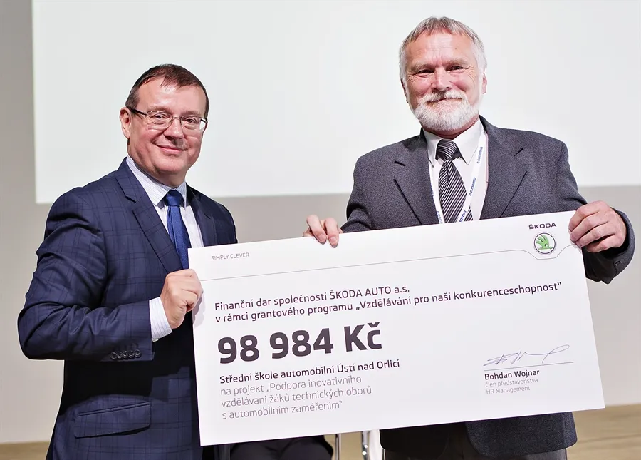 SŠ automobilní Ústí nad Orlicí převzala od Škody Auto šek s&nbsp;hodnotou 100&nbsp;000&nbsp;Kč