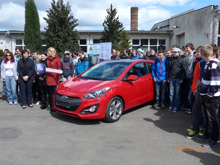 AUTOMOBILNÍ ŠKOLA ZÍSKALA NOVÝ VÝUKOVÝ VŮZ