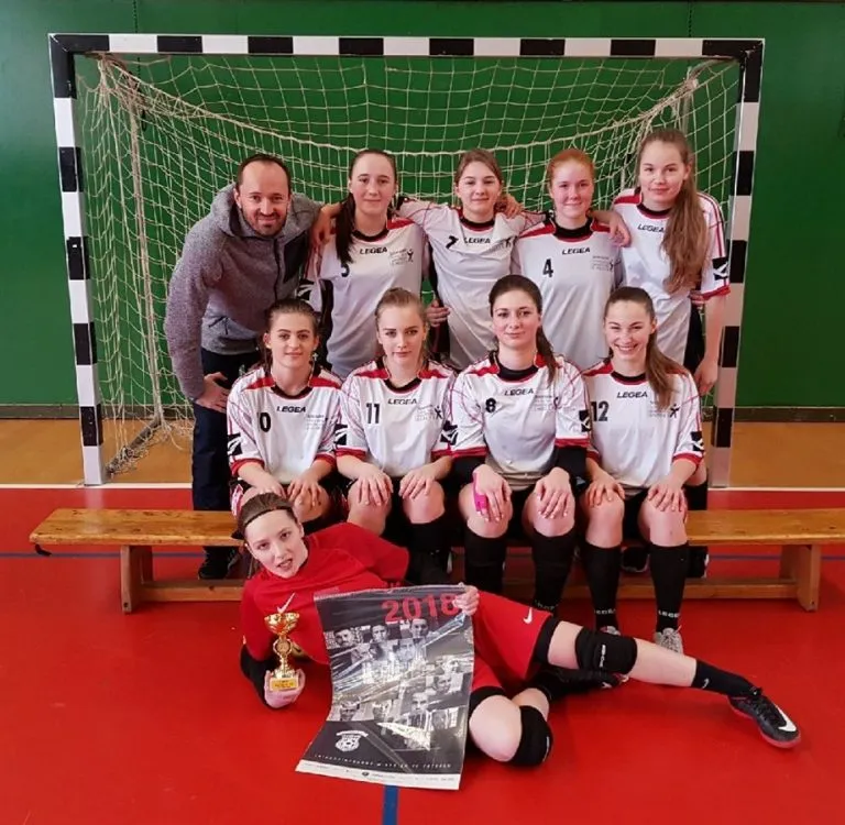 Děvčata z&nbsp;Obchodní akademie a&nbsp;SOŠ CR Choceň vyhrála divizní finále ve futsalu a&nbsp;postoupila mezi 7 nejlepších týmů České republiky :-)