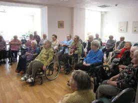 Domov Mládeže Obchodní akademie a&nbsp;SOŠ CR v&nbsp;Chocni V&nbsp;Domově seniorů :-))