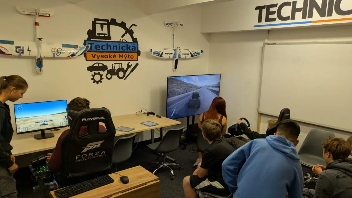 Zapomeňte na lavice. Tým EIVA ukázal školákům, jak baví moderní technika