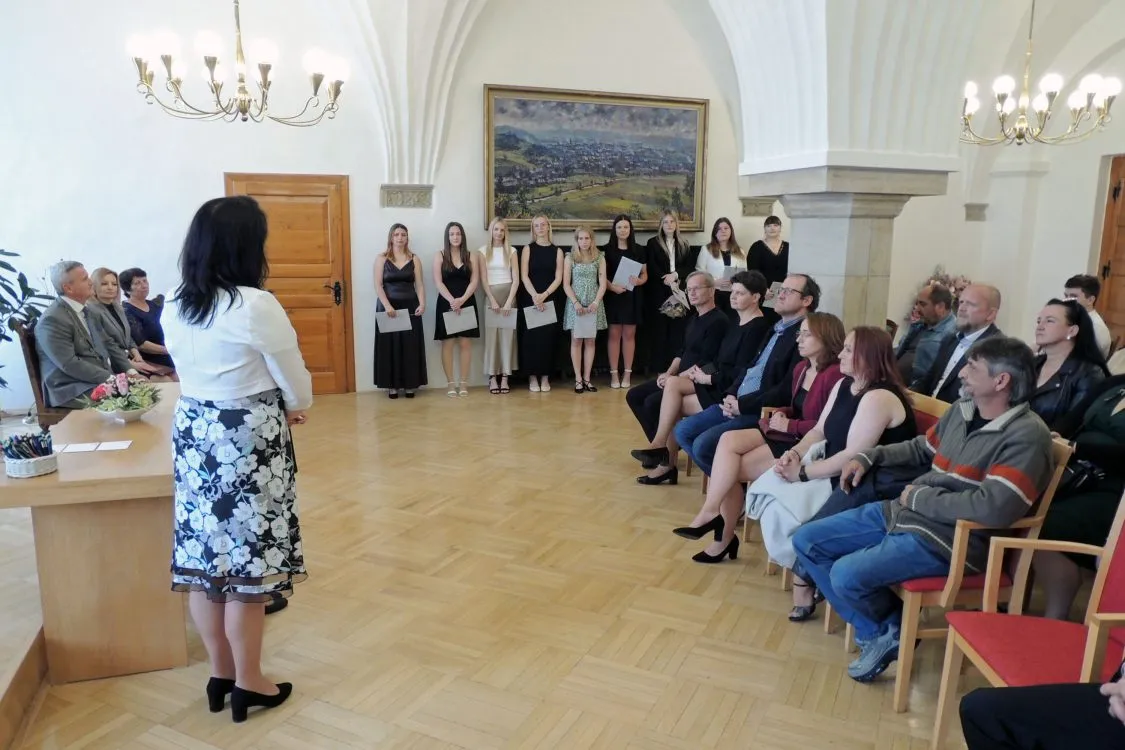 Absolventi ISŠ Moravská Třebová převzali svá maturitní vysvědčení na moravskotřebovské radnici