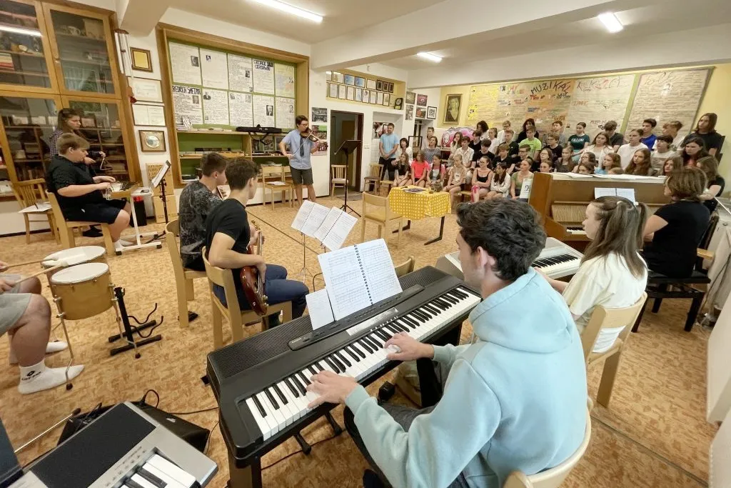 Závěrečný koncert hudebníků na svitavském gymnáziu