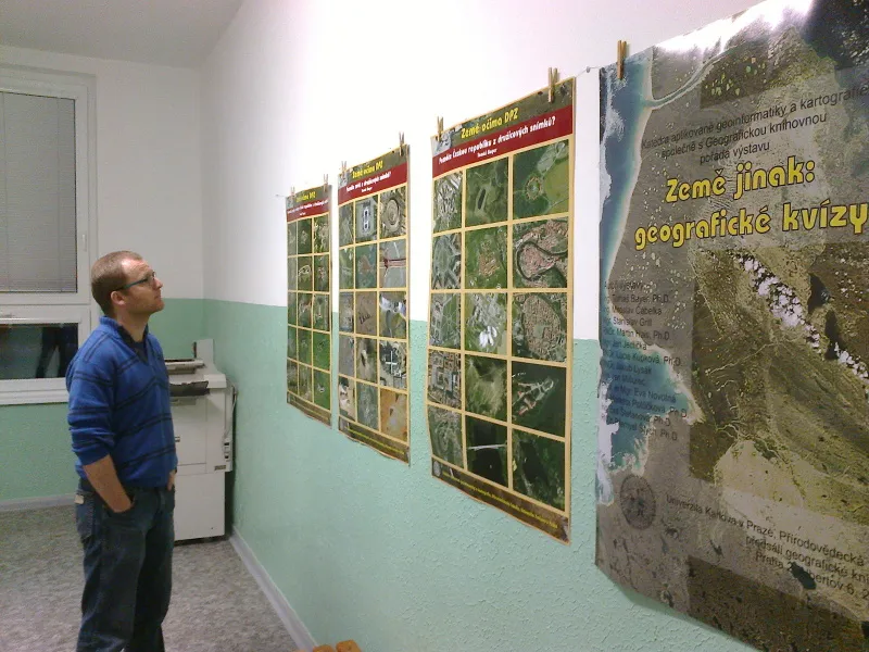 Gymnázium Moravská Třebová hostí další výstavu z&nbsp;Karlovy univerzity