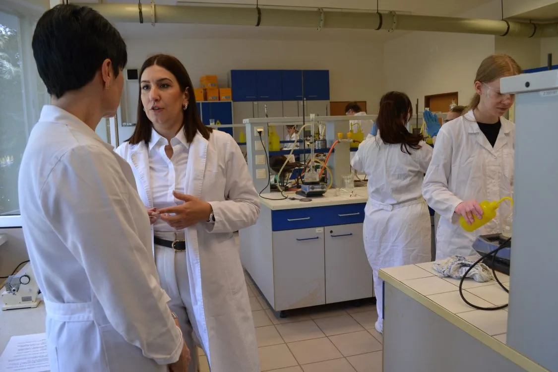 Učitelé z&nbsp;Bosny a&nbsp;Hercegoviny čerpali zkušenosti na chemické škole v&nbsp;Pardubicích