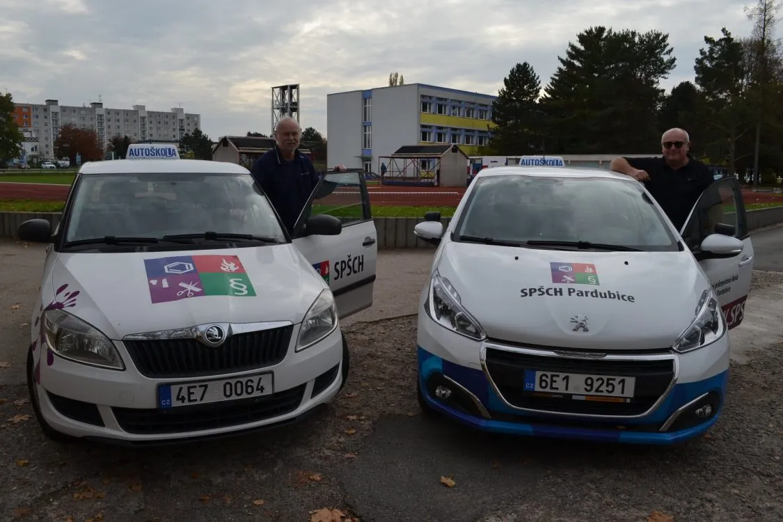 Chemická škola v&nbsp;Pardubicích připravuje své žáky i&nbsp;do silničního provozu