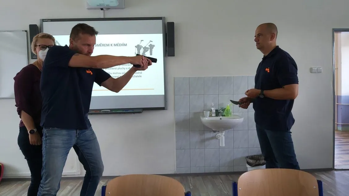 Zaměstnanci chemické školy se učili bránit útoku teroristy