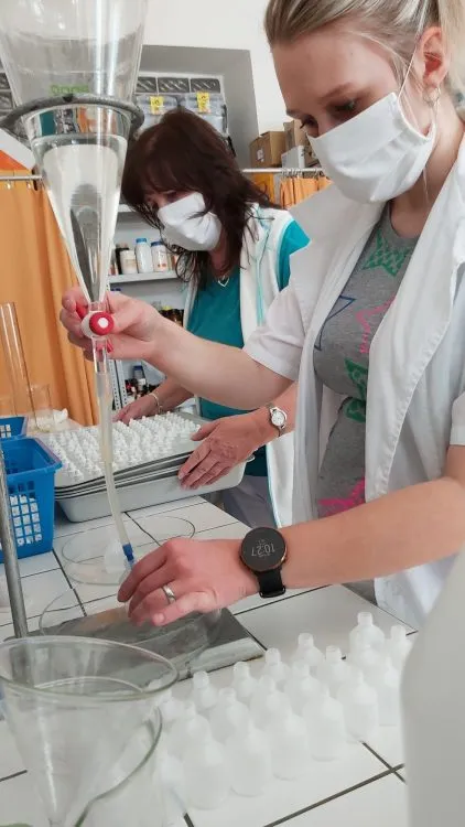 Chemická škola začala v&nbsp;době nákazy koronavirem vyrábět dezinfekční roztok