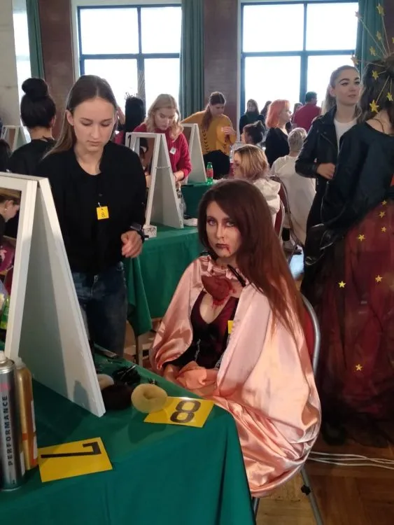 Žákyně SPŠCH vytvořila pátý nejlepší účes pro Drákulovu nevěstu