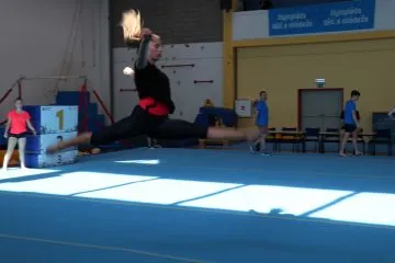 Sara_akrobacie