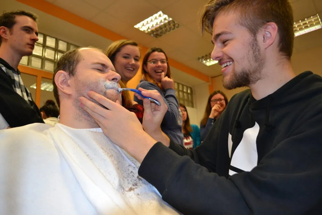 Žáci chemické průmyslovky si je oholili