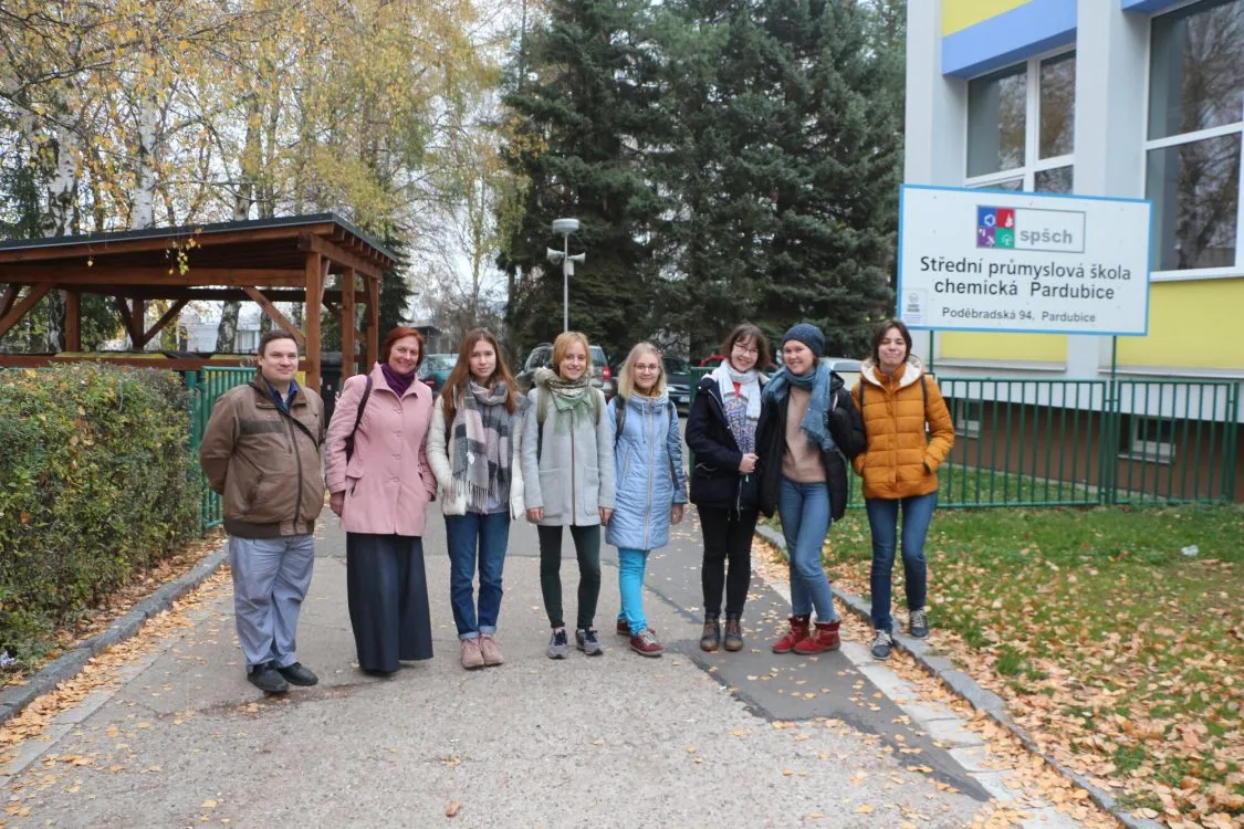 Studenti a&nbsp;pedagogové z&nbsp;moskevské Kolmogorov School na návštěvě chemické průmyslovky
