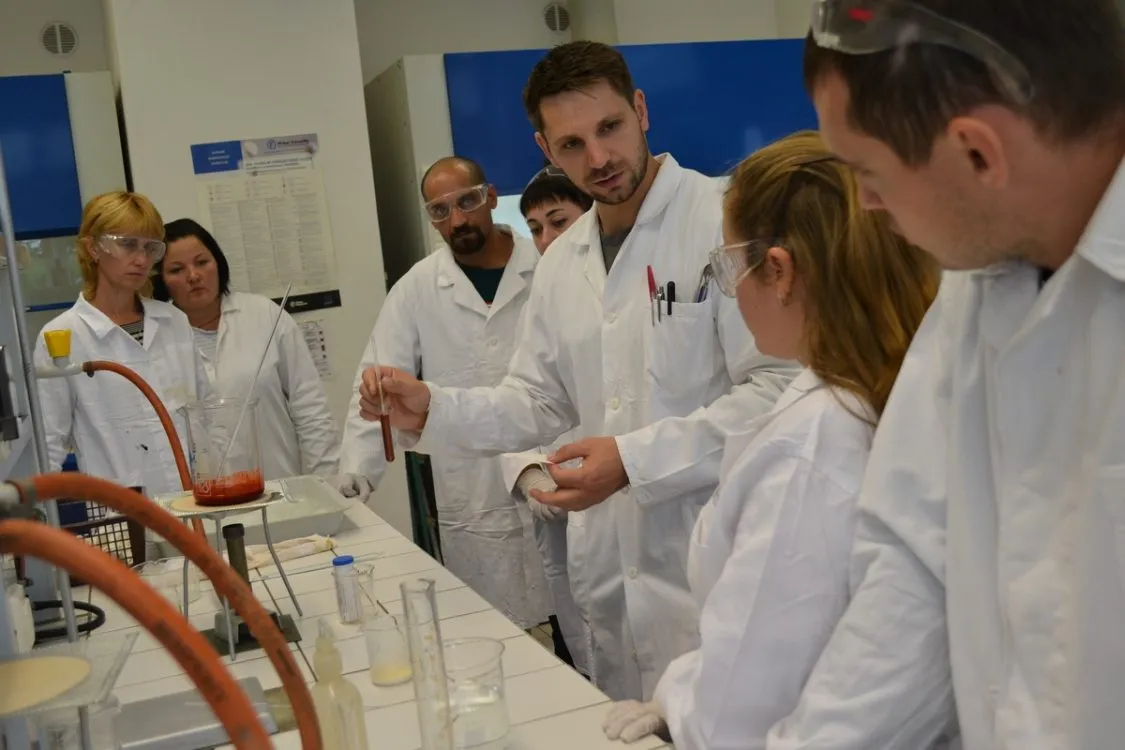 Chemická škola pomáhá dospělým získat novou kvalifikaci