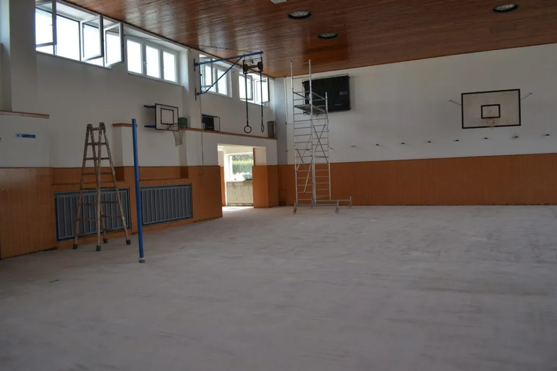 Chemická škola dokončuje opravu palubovky