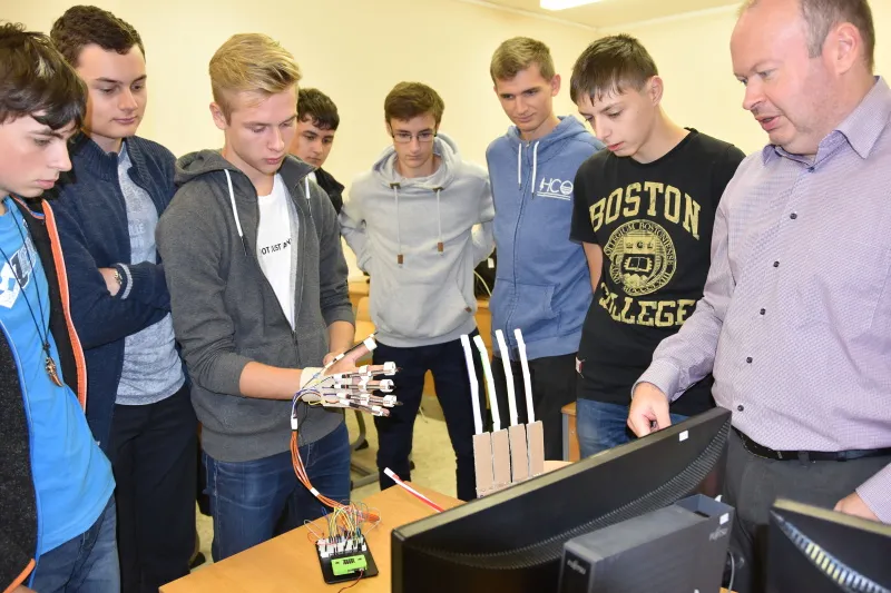 Studenti učí žáky základních škol programovat s&nbsp;pomocí BBC Micro:bitu