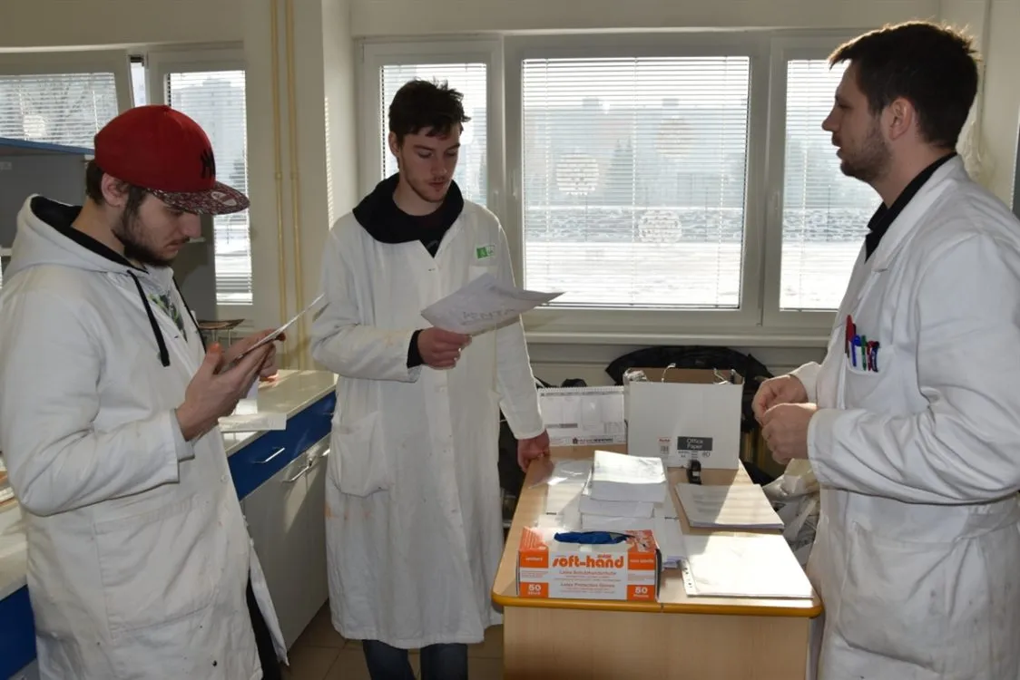 Uchazeči o&nbsp;práci v&nbsp;chemičce usedli znovu do školních lavic